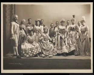 Csoportportré, köztük Edmund Lincoln Baylies (középen ülő) és Ruth Payson (Mrs. E.L.) Baylies (jobbról harmadik áll) a James Hazen Hyde Ball-on, New York, 1905. január 31. (ezüst zselatin